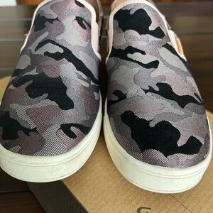 OluKai Pehuea Pa’i Soft Pink / Ke Au Camo